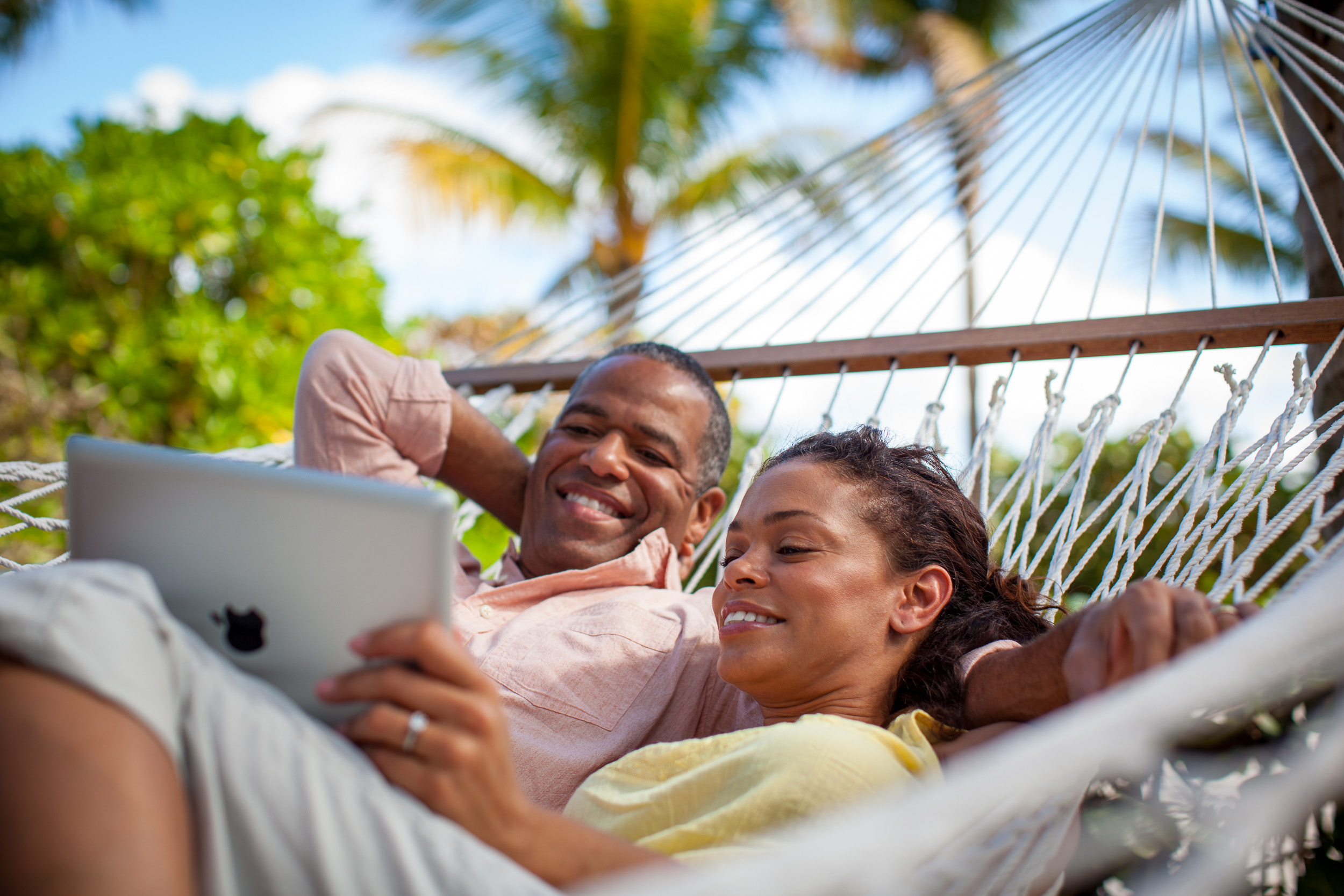 20121207_bgs_couple_hammock_ipad_0001