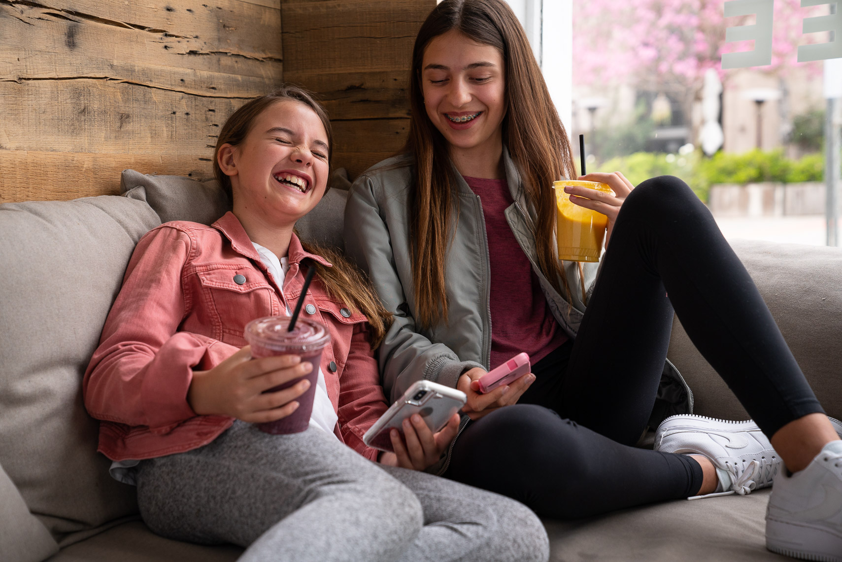 Avast - Tweens in Cafe on Smartphones